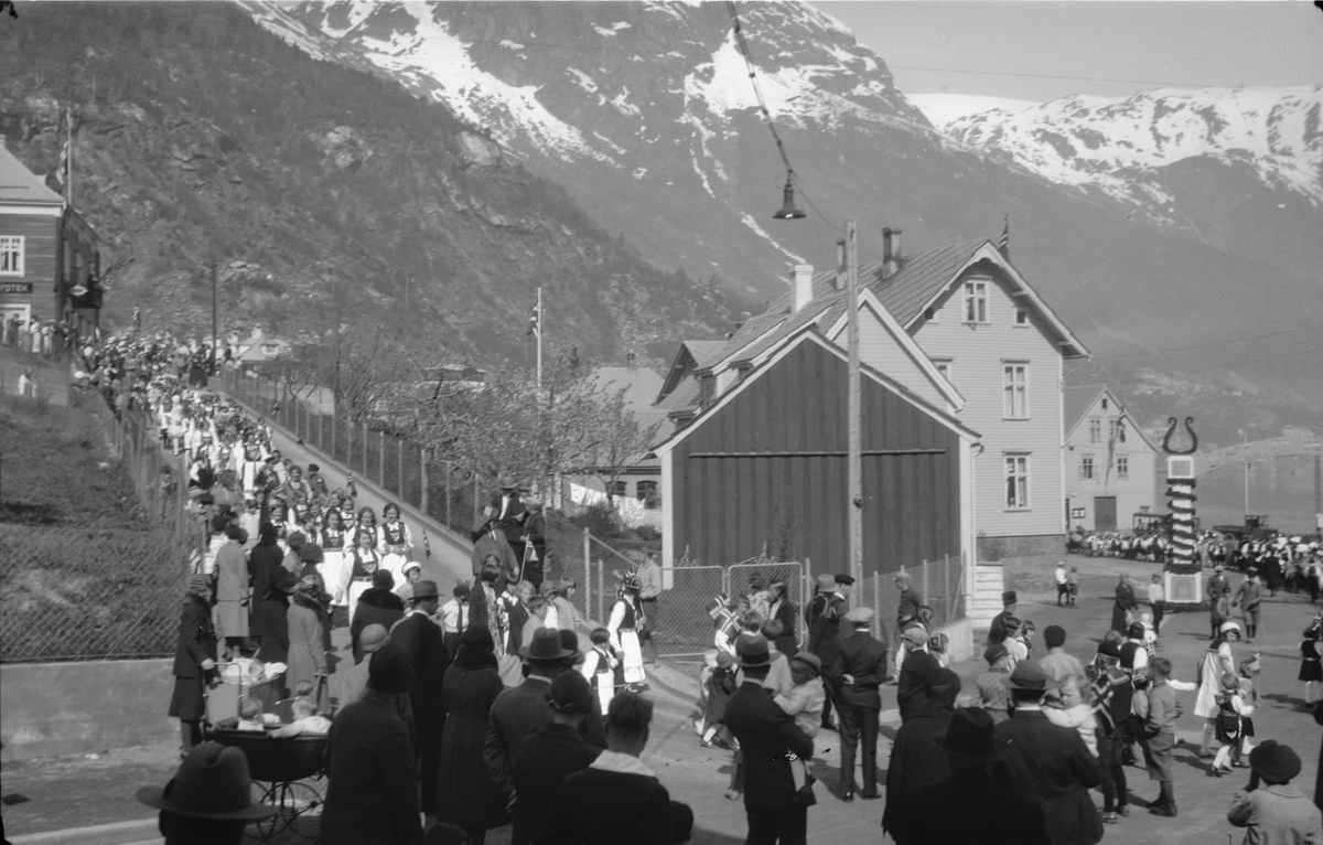 17. mai-tog 1932 i Bakkegata mot Torget i Odda 