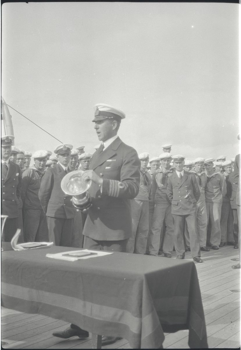 Fartygschefen på pansarskeppet SVERIGE kommendörkapten  Mörner utdelar idrottspris ombord 1929. Berger har återgivit prisutdelningen även på Fo229156, Fo229193A, Fo229252C, Fo229255C och Fo229258C.