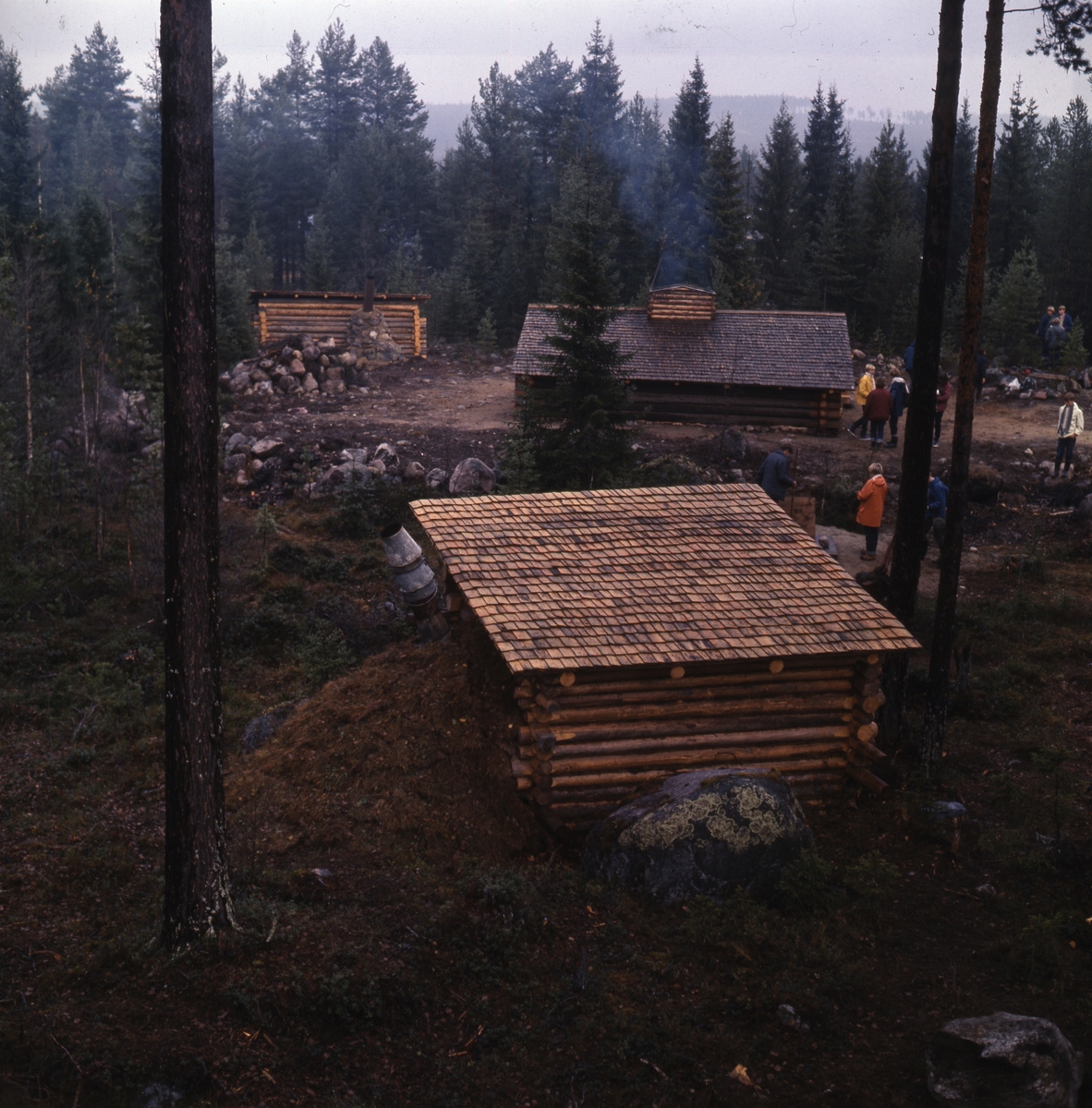 Tre av ett dussin kolarkojor vid Albert Vikstens kojby vid Lassekrog,  Färila, 1967. - Hälsinglands Museum / DigitaltMuseum