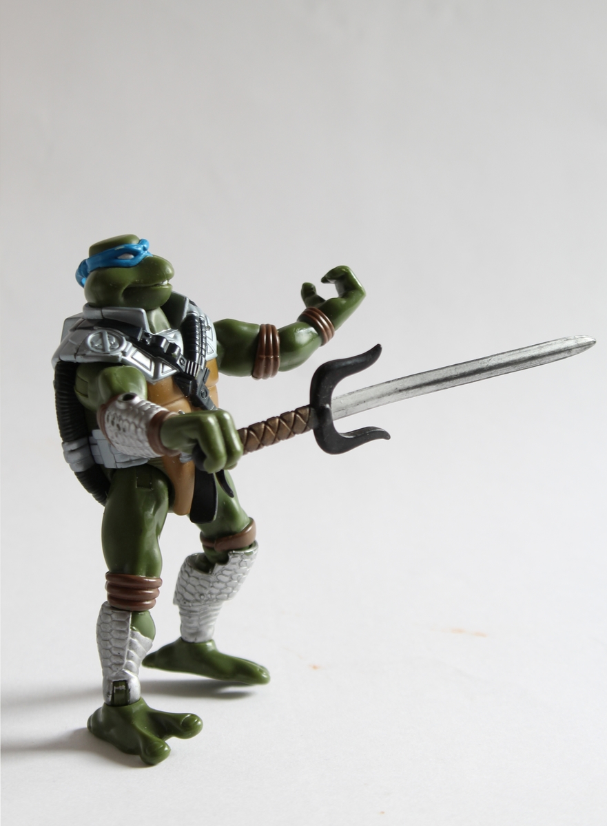 Lekt med av en gutt (f.2011) fra Sogn og fjordane
En Ninja Turtel (1 av 3 ninjaer) med blått og sølvfarget utstyr, sverd, skjold på ryggen og blått pannebånd.