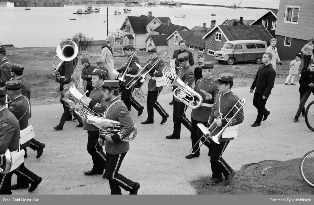 Vadsø 1968, Sangen og Musikkens Dag. Korps går i prosesjon. Barna følger med.
