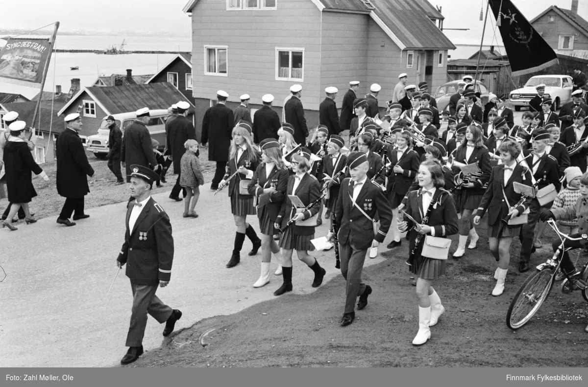 Vadsø 1968, Sangen og Musikkens Dag. Korps og sangere går i prosesjon. Barna følger med.
