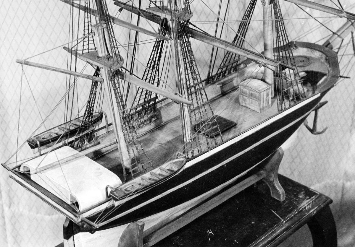 Modell av skeppet "Minnet". Skepp byggt av Gefle 1836, 249 sv. 143 nyläst, 493 ton. Redare: D. Elfstrand o Co Gefle.

