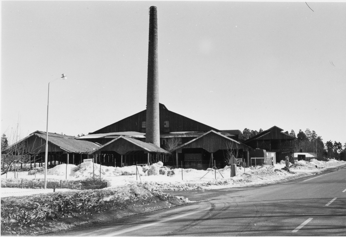 Tegelbruket i Hagaström byggt 1886-88.
Skorsten, radialtegel från firman N Lundgren som byggt den.
August Åsberg från Bomhus skötte tillsynen av skorstenen.
Före rivningen 1981.