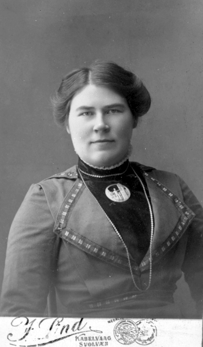 Portrett av Emma Lekang, Tranøy. Tidspunkt 1908-09.