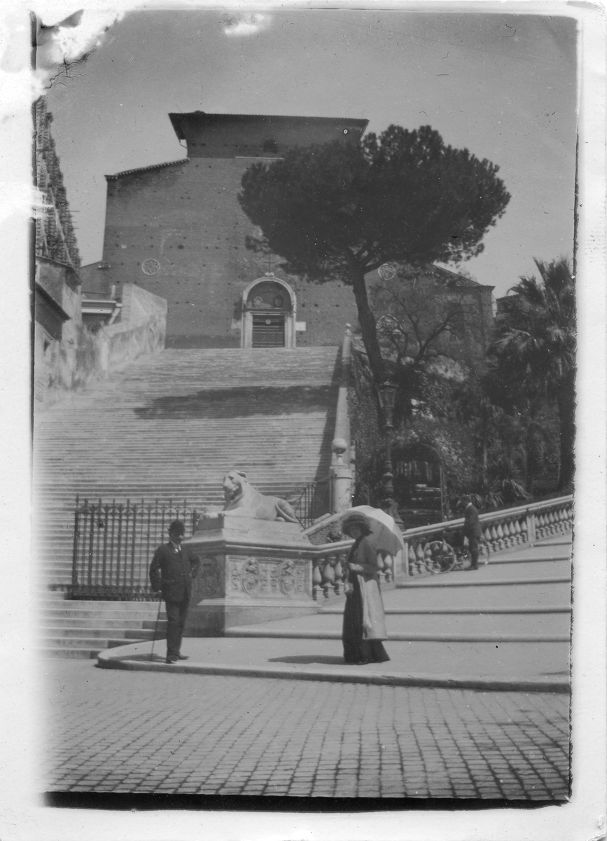 Ester Ellqvist-Bauer och en man står vid Scalinata dell'Ara Coeli i Rom, Italien.