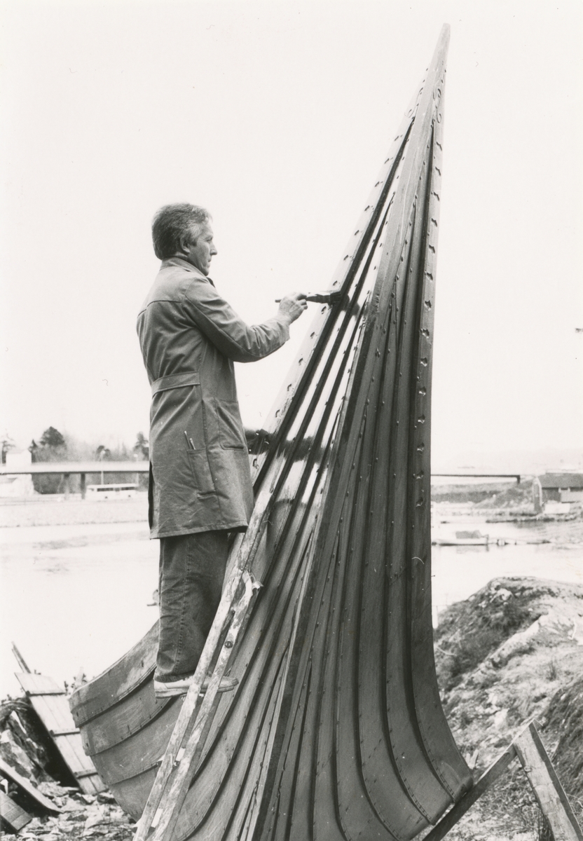 "Kvalsundskipet" oljes av Arne Øverberg.