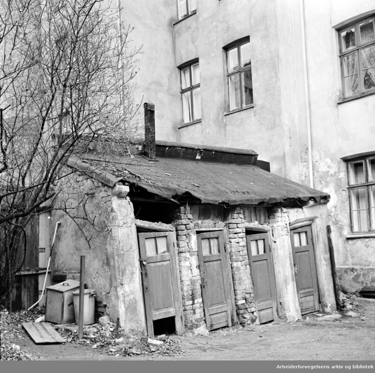 Schleppegrells gate. Gårdeier trenerer sak om nytt utedo.November 1962