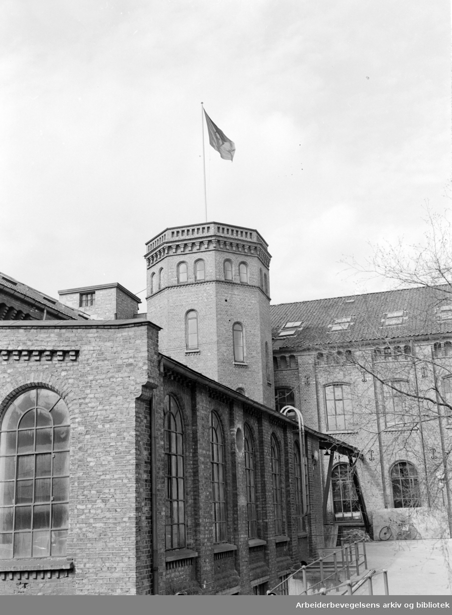 Seilduksfabrikken: Eksteriør. April 1952