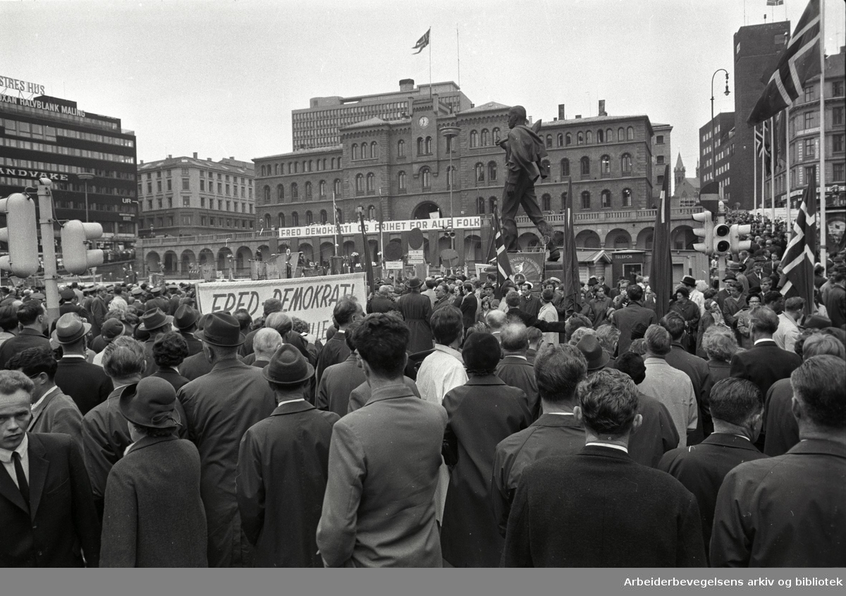 1. mai 1968, Youngstorget. Parole: Fred, demokrati og frihet for alle folk.