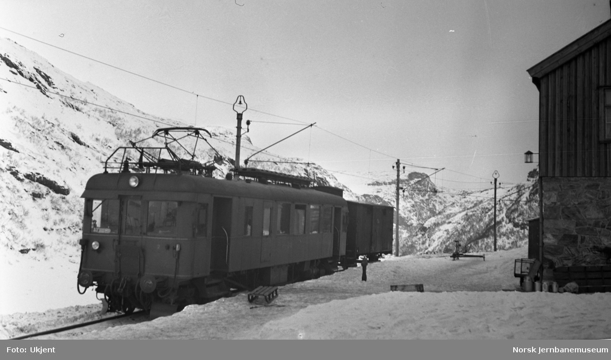 Myrdal stasjon med tog fra Flåm, motorvogn type 104 (64) med vogner
