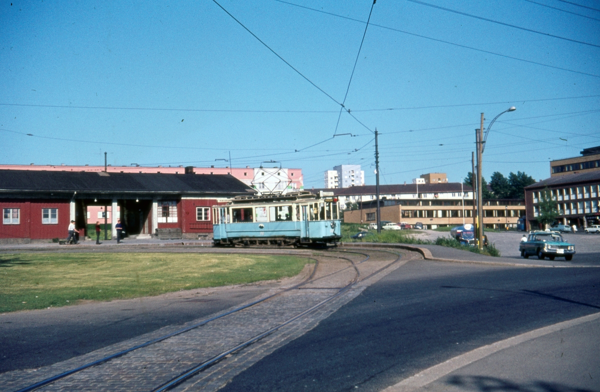 Sporvogn 105 første tur siste driftsdag rute 6. Etterstad. Dette var også siste dag de klassiske toakslede Kristiania-trikkene gikk i ordinær rutetrafikk i Oslo.