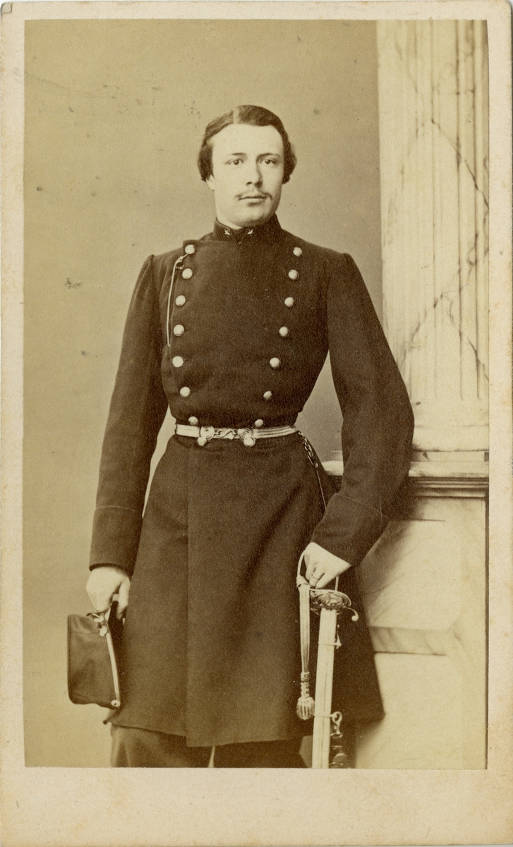 Porträtt av Lars Fredrik (Fritz) Lovén, underlöjtnant vid Upplands regemente I 8.

Se även bild AMA.0007839, AMA.0007957, AMA.0007982 och AMA.0007991.