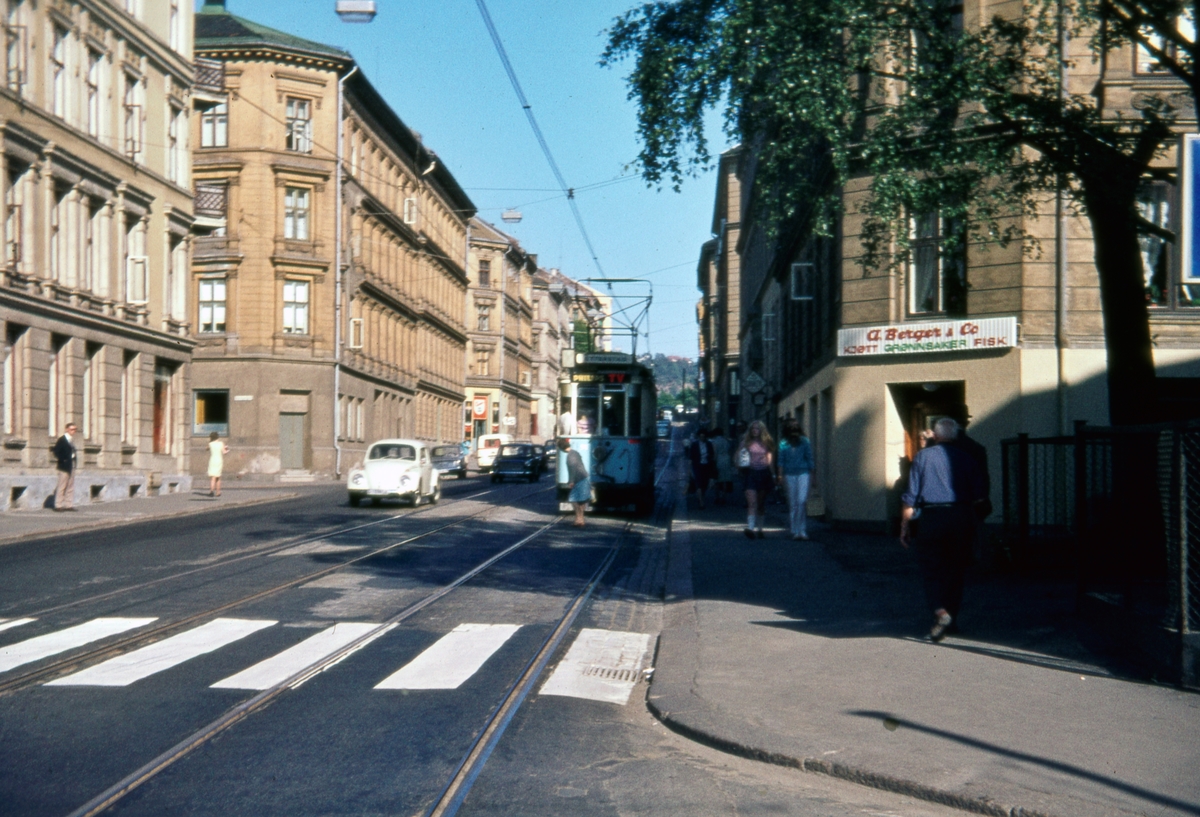 Sporvogn 91 på rute 6 ved krysset Schweigaards gate/Myklegardgata Dette var siste dag de klassiske toakslede Kristiania-trikkene gikk i ordinær rutetrafikk i Oslo.