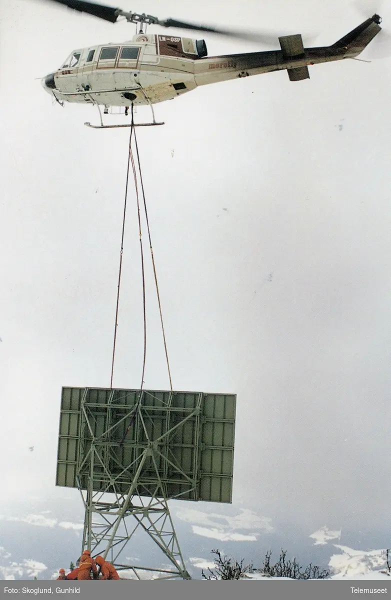 Ferdigmontert reflektor på mast ble transportert til Fåvangfjellet av helikopter.