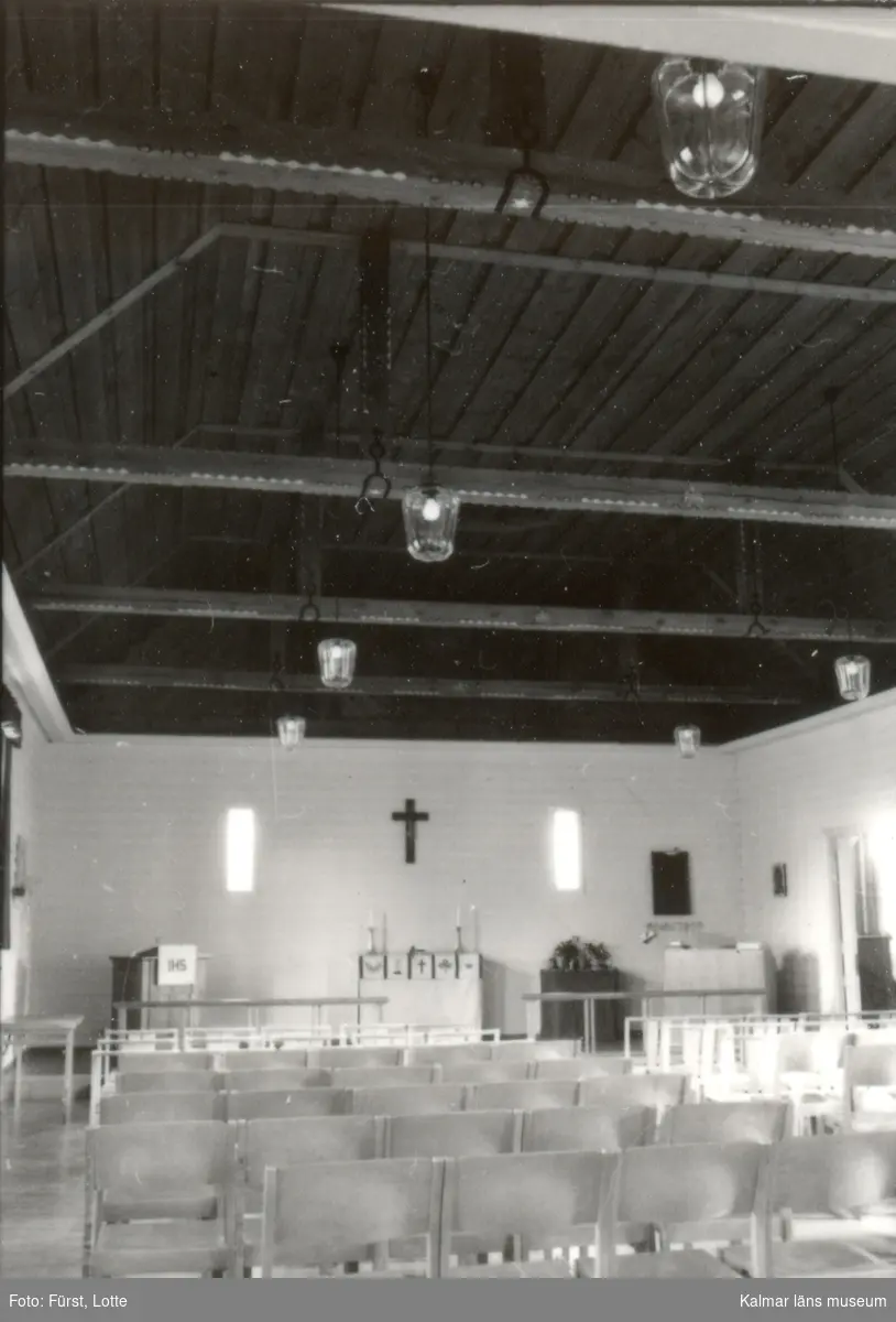 Församlinghemmet Lyckhem. Byggt 1921. Församlingssalen med altare och krucifix.