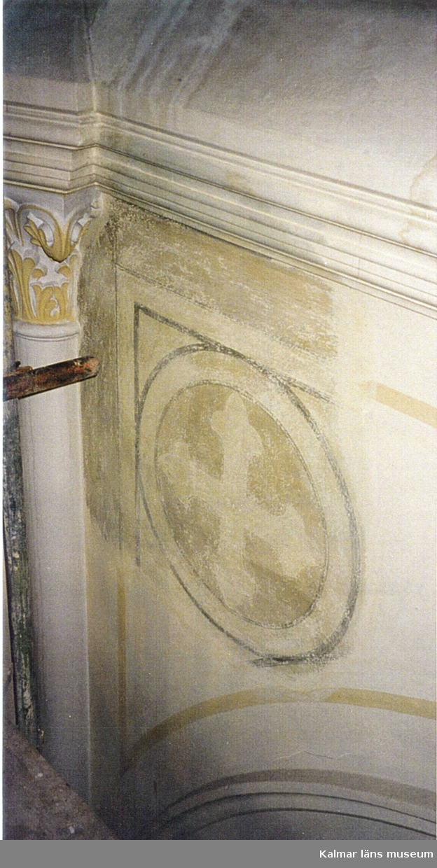 Framtvättad ursprunglig dekormålning på valvbågar och ytterväggar i Gladhammars kyrka.