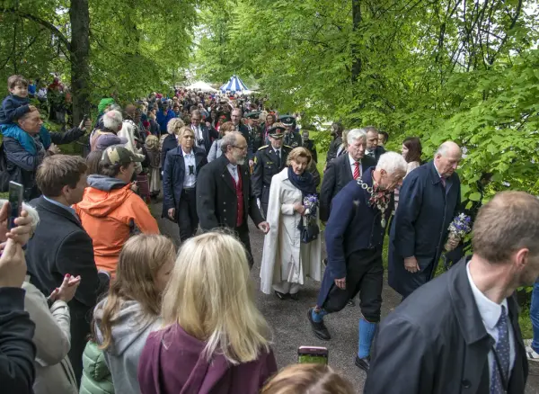 Kong Harald V og ordfører Einar Busterud i front. Dronning Sonja flankeres av Magne Rugsveen, avdelingsdirektør ved Anno Domkirkeodden (t.v.), og fylkesmann Sigbjørn Johnsen.