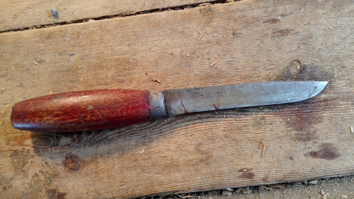 Fabrikklaga tollekniv frå Frosts, Mora i Sverige. Raudt runda skaft, og forholdsvis langt knivblad.