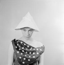 Henny Moan i hvit, spiss hatt.