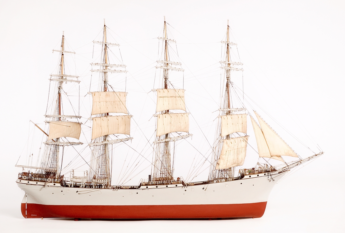 Fartygsmodell av 4-mastad fullriggere.