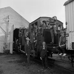 Overrekkelse av damplokomotiv. Nye glade eiere.