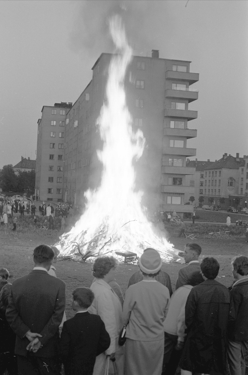 Norge, 23.06.1962. St. Hans feiring. Bål og boligblokk.