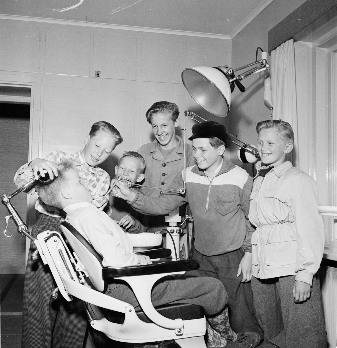 Bosse Olsson provsitter en tandläkarstol i samband med invigningen av distriktstandläkarmottagningen i Skärplinge