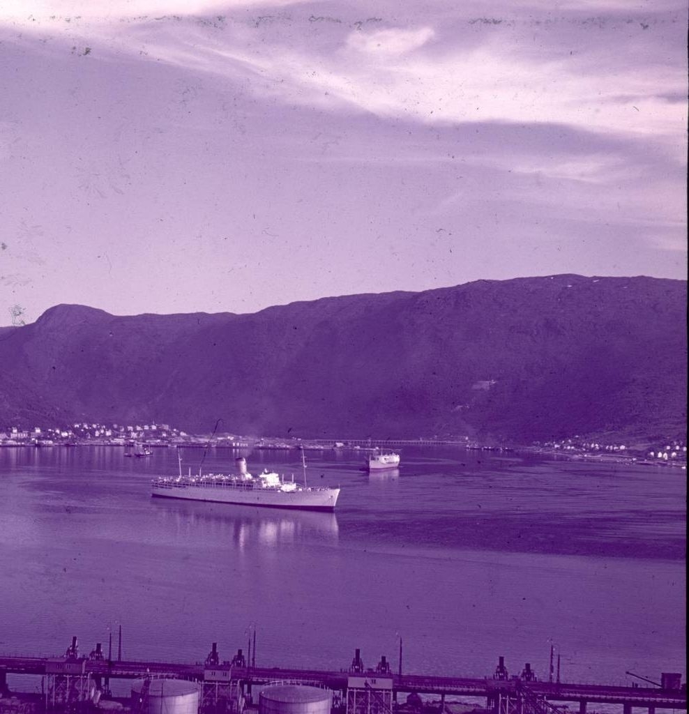 Narvik havn. Turistskipet på bildet er RMS Chusan, bygget i 1950 for det britiske rederiet P&O ( Peninsular and Oriental Steam Navigation Company). Skipet ble tatt ut av tjeneste i 1973.
Malmskip I forgrunnen malmkai 1 og 2