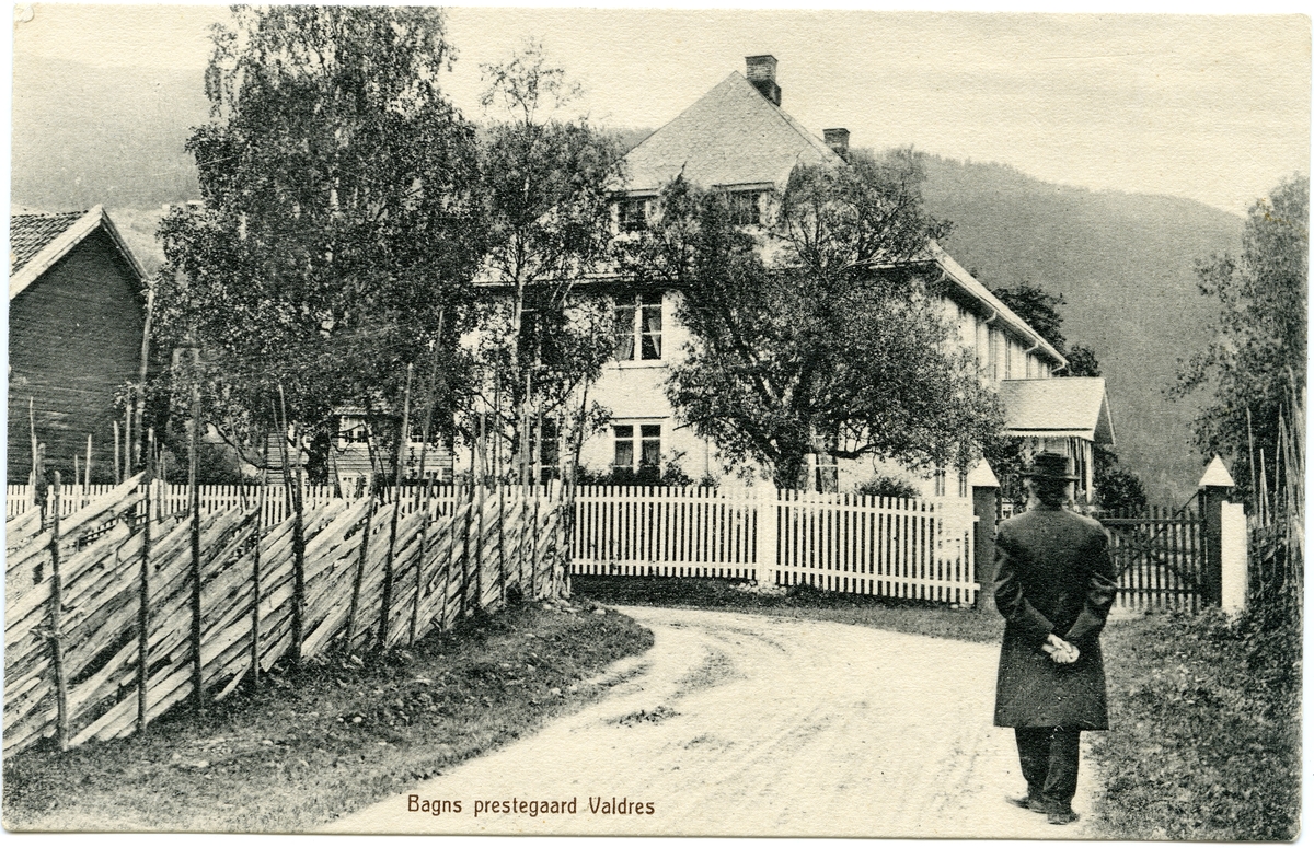 Postkort med motiv av Bagn Prestegård.