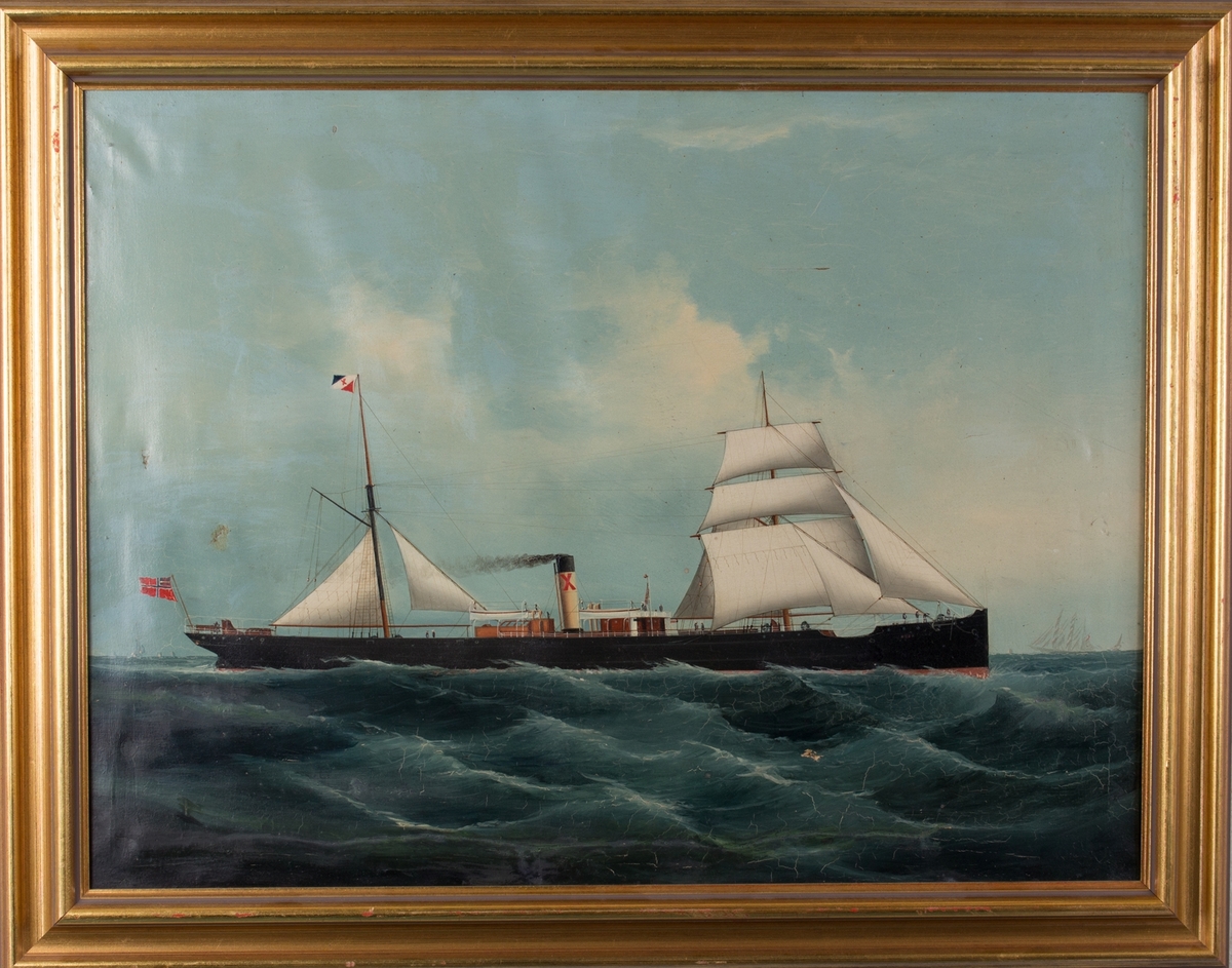 Skipsportrett av DS HEBE under fart med seilføring. Fører unionsflagg akter og rederiflagg i mast.