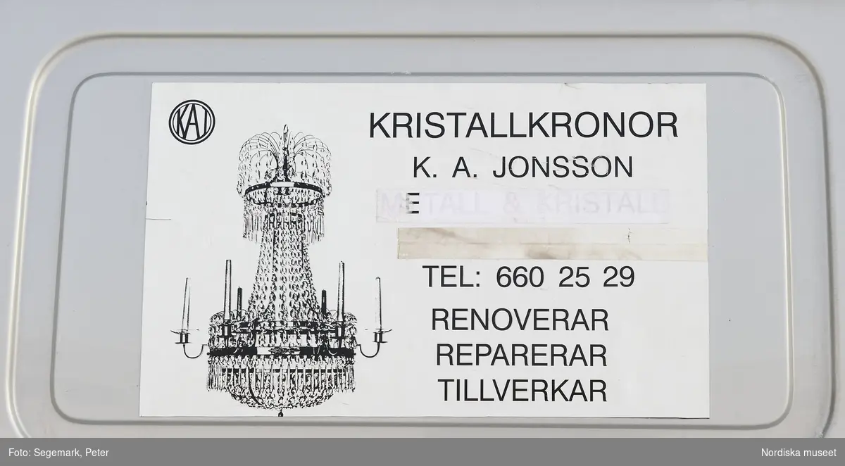 K.A. Jonsson Efterträdare, tillverkar och renoverar kristallkronor. Verkstaden i Länna, Stockholm, exteriör. Firmabilen.
