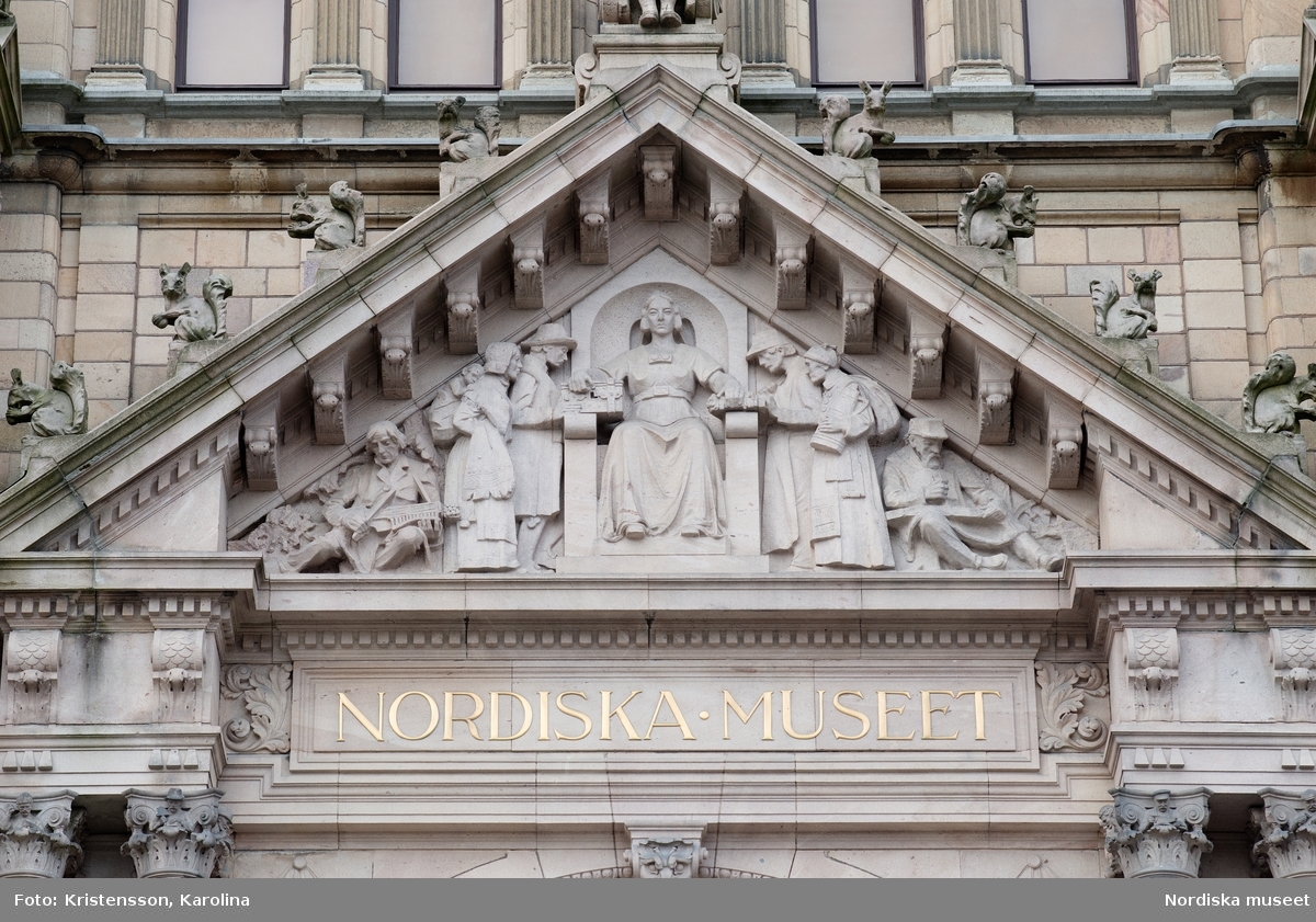 Nordiska museets port och dess detaljer, huggna i sten