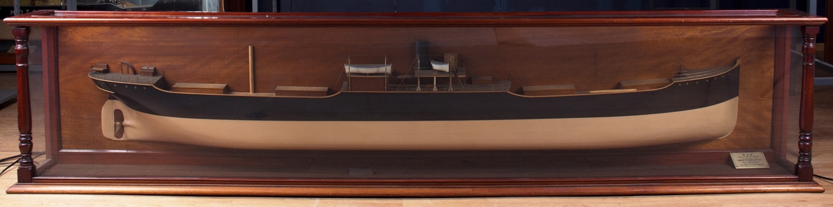Halvmodell av DS RAN i originalt glassmonter. Ikke speil. Noe listverk på monteret er borte. Glassskår og skitt inni monteret. Målestokk 1:48.