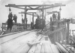 Damplokomotiv på bru over Døvikfoss, som er under ombygging