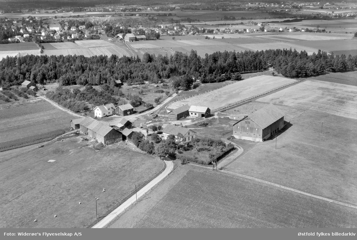 Lilleborge,  to gårdsbruk i Borge. To hovedhus og to store låver samt seks mindre uthus.
I bakgrunnen ses Torp skole.