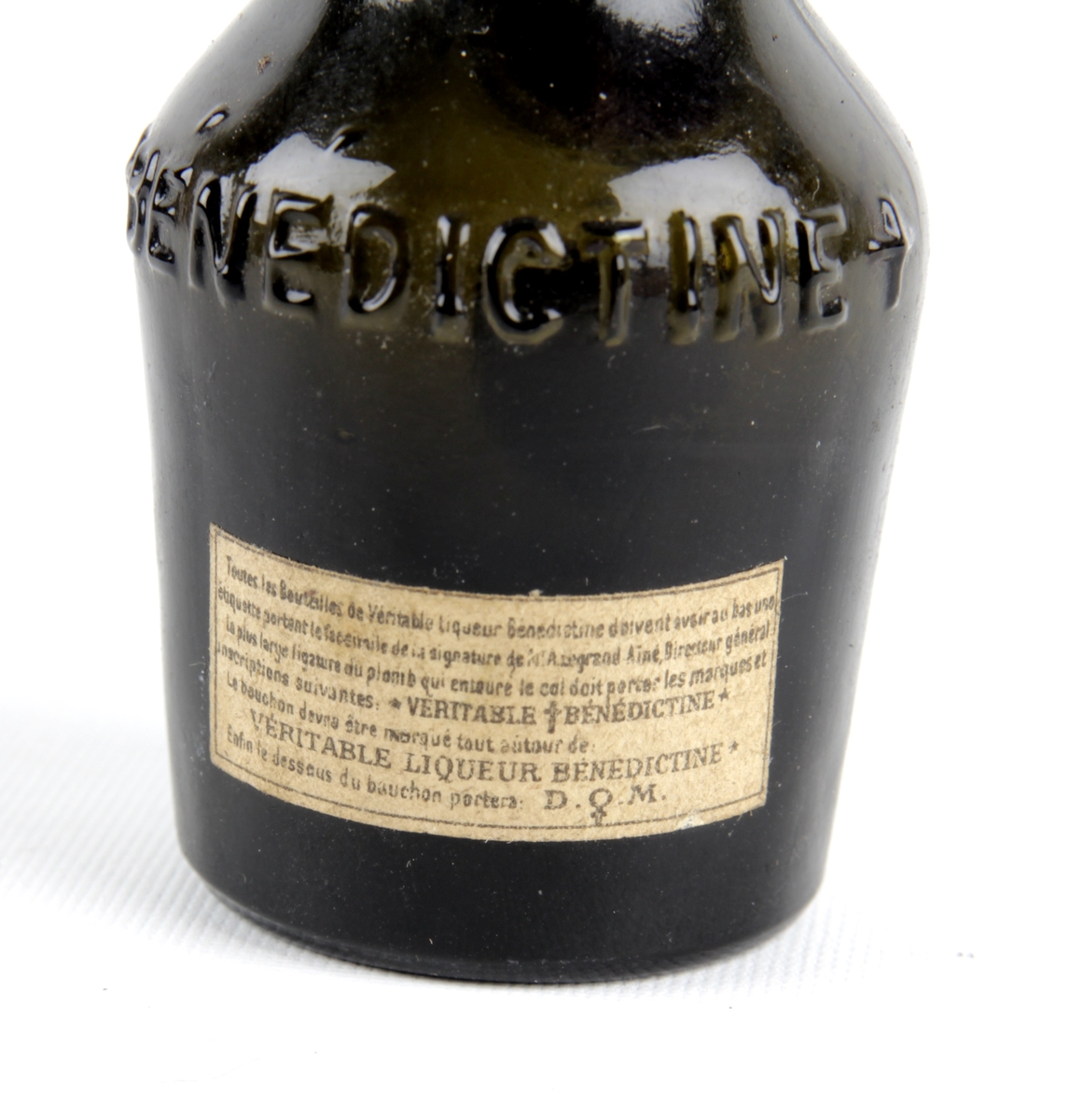 Liten likørflaske med forseglet kork.