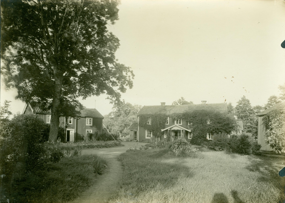Huvudbyggningen och flyglarna på Kristvalla gamla prästgård i södra Gunnabo.
Till vänster:  "Kandidatflygeln".
