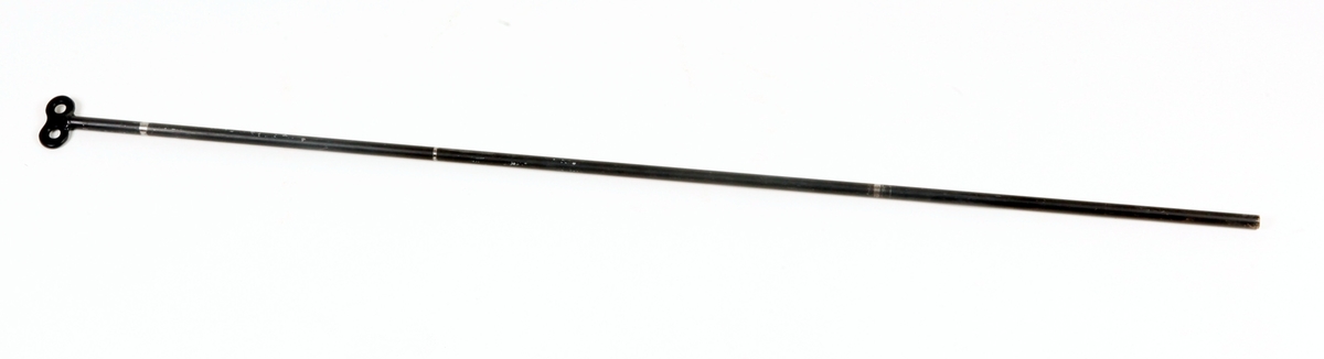 "Nyckel" av metall. Svartmålad. Hör till ångmaskin med grönt järnstativ och övriga delar av stål, mässing och koppar. Skylt på maskinen med text HJALMAR WENNSTRÖM UPSALA 1893 (UM10562).