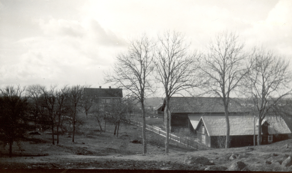 Bostadshus och ekonomibyggnader i Fagerhults socken.

Foto: K.Bergström 1926
Gård i Fagerhult socken