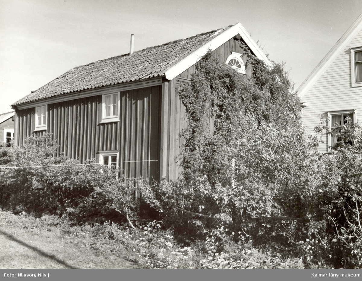 E. Anderssons gård. Gamla byggningen åt sydväst. Nyrenoverat till höger.