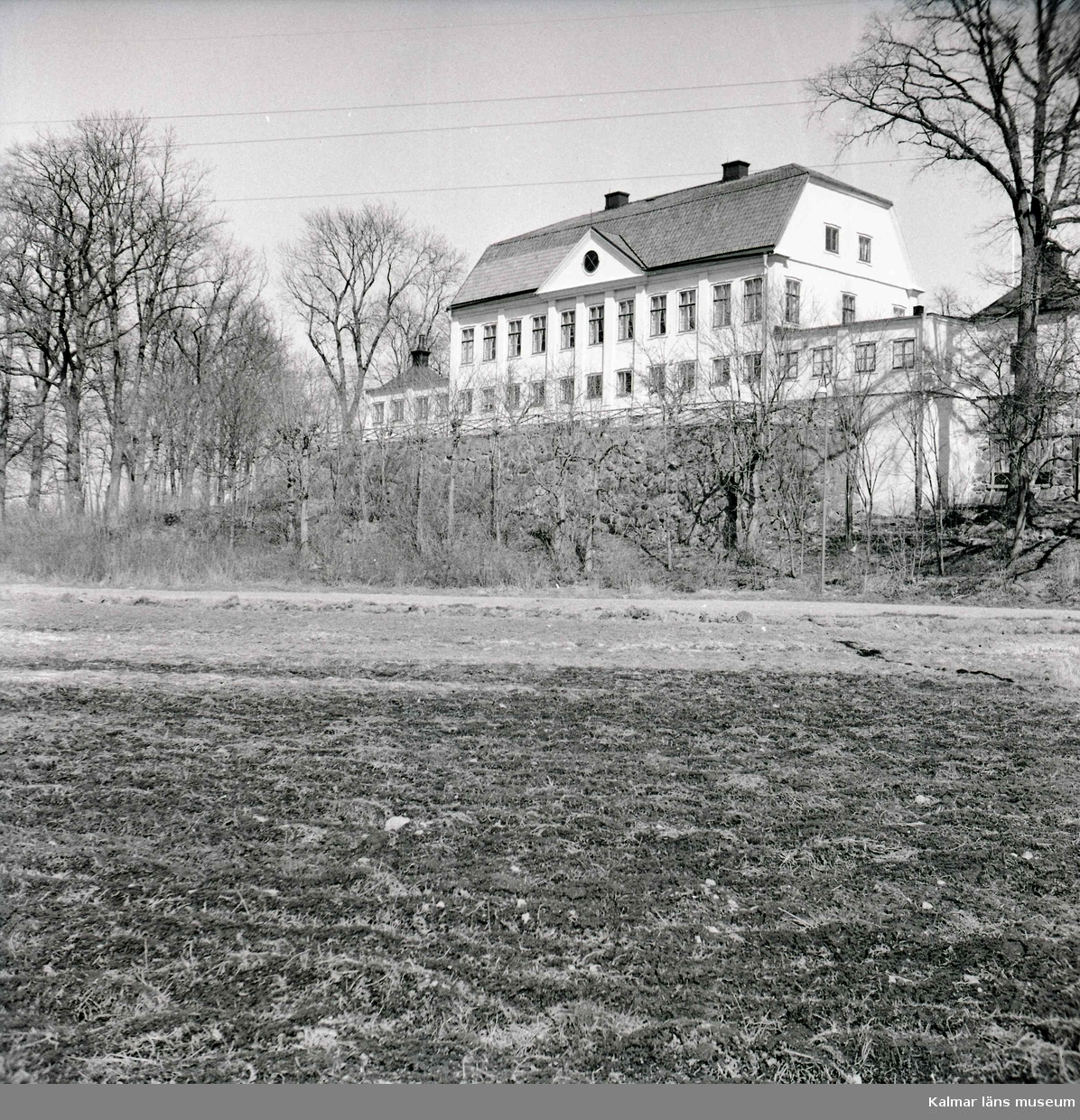 Fredriksbergs herrgård från åkermarken på baksidan.