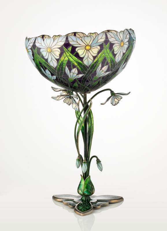 Torolf Prytz, Sneklokkevasen (1900). Skålformet vase i vindusemalje, utformet av gullsmedfirmaet Tostrup i Kristiania. Stetten er utformet som slyngende sneklokker, mens kupa er dekorert med blomstermotiver. (Foto/Photo)