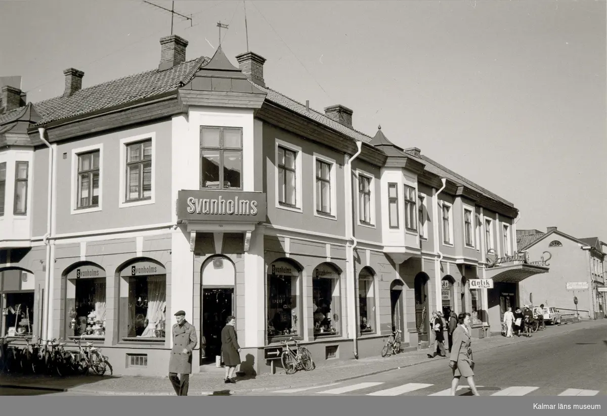 Hörnet Kaggensgatan (t.v.) - Norra Långgatan (t.h.). Omedelbart före nedläggningen av biografen Skandia.