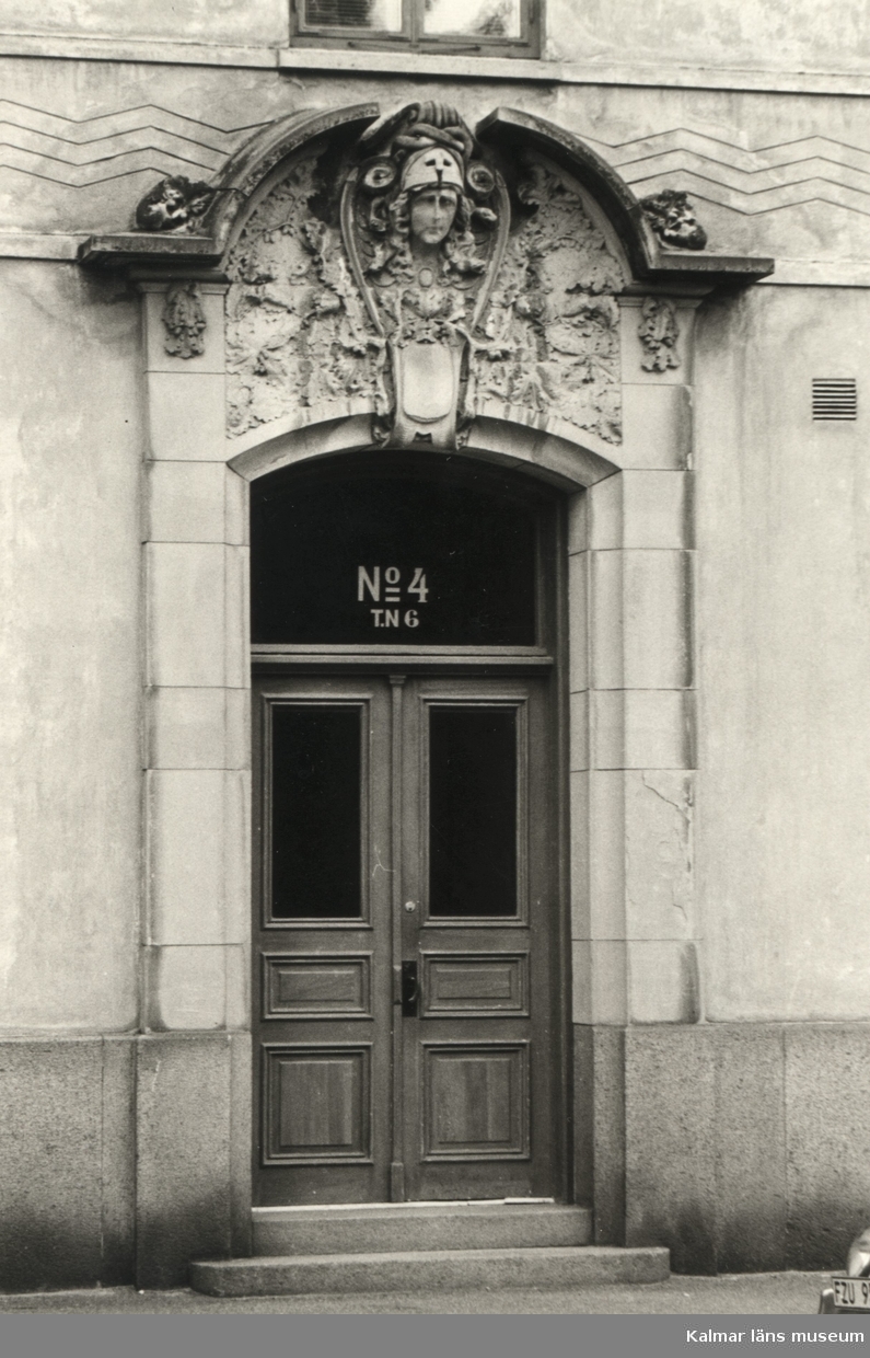 Porten Odengatan 4. Porten är huggen av Josef Anton Schmid (1873-1933).