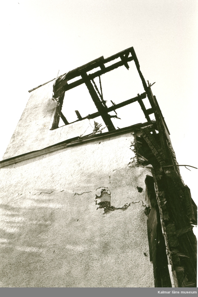 Hälleberga kyrka: Brandorsaken var ett elfel. Branden var 1976-10-18.
Tornet under rivning södra sidan.