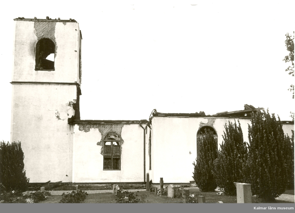 Hälleberga kyrka brandskadad 1976-10-18. Fotot från söder.