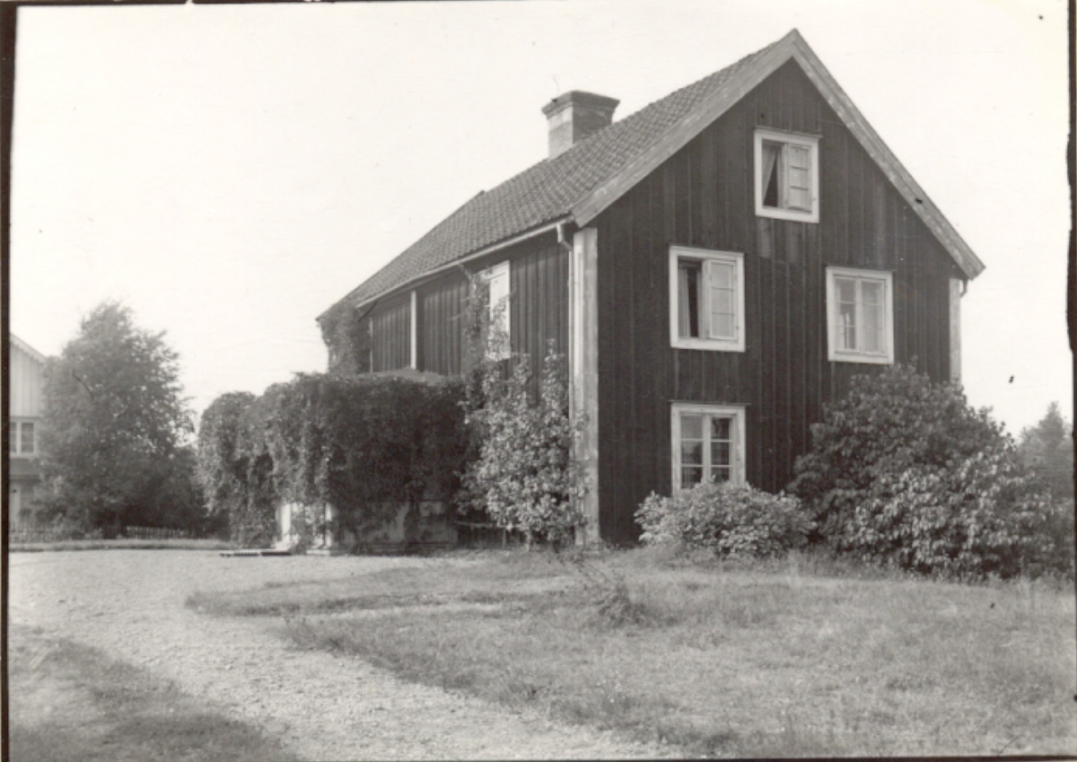 Mangårdsbyggnad uppflyttad från Nerbyn 1825. Längd 9 meter, Bredd 6 meter. Ägare: Martin Andersson.