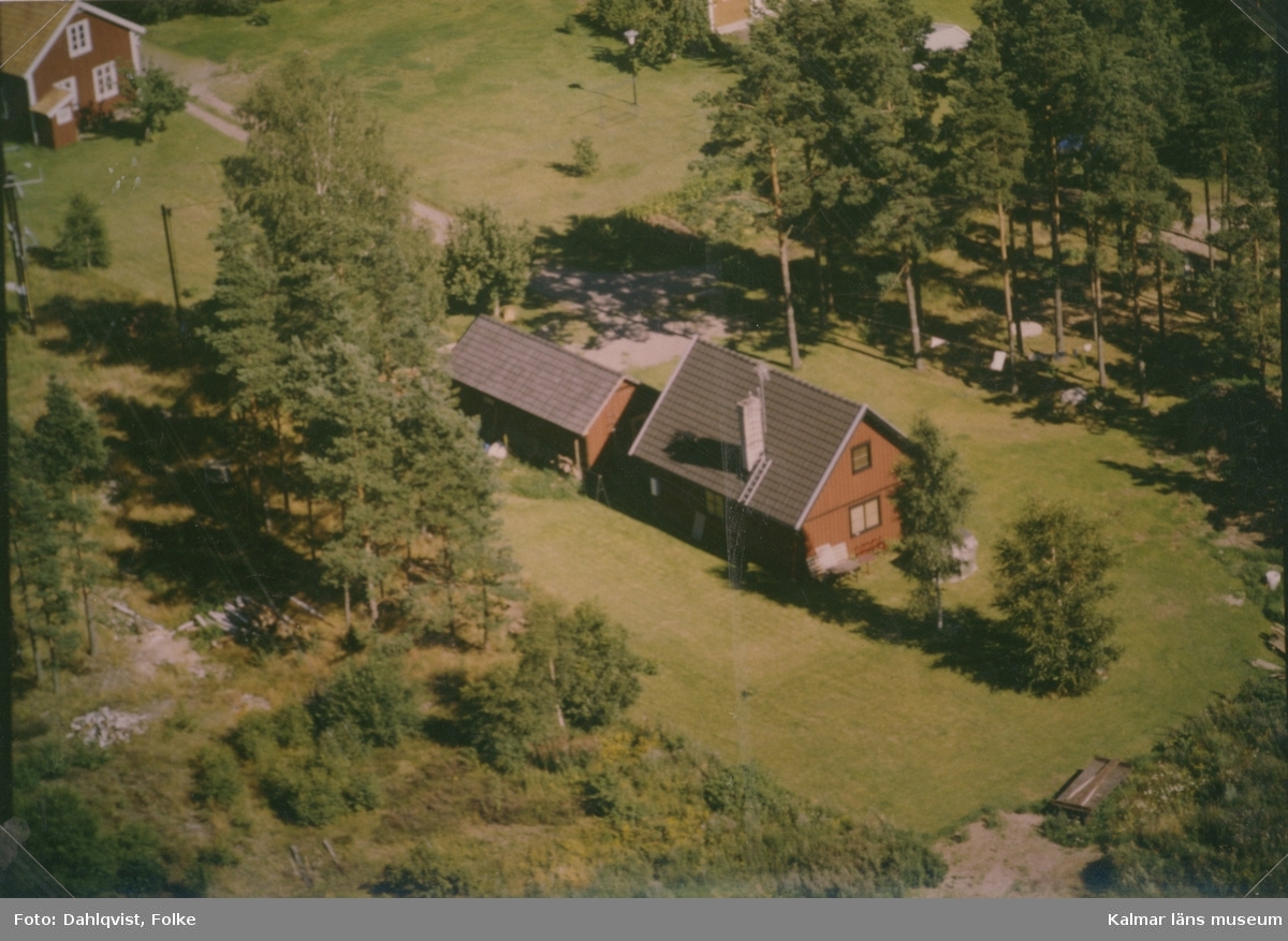 Bostadshus med sidobyggnad i Sankt Sigfrids socken.