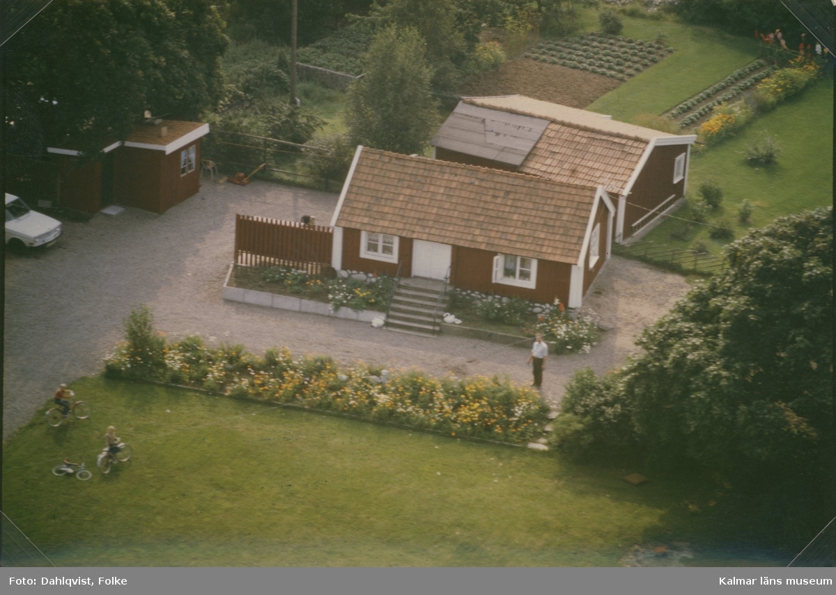 Enkelstuga med sidobyggnad, uthus och trädgårdsland i Råby.